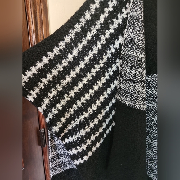 Women's Black & White Open Front Cardigan - Picture 4 of 5